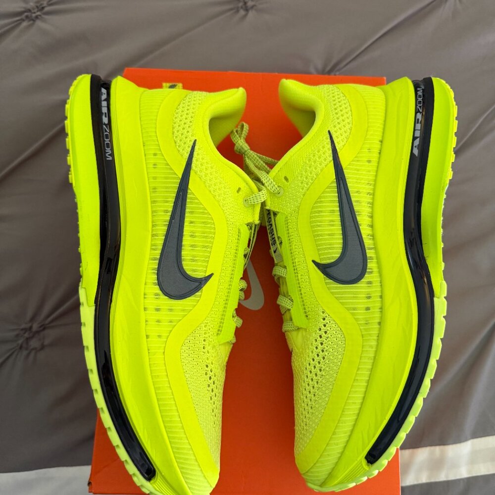 Nike Pegasus Premium Volt Men 9.5 Shoes HQ2592-700